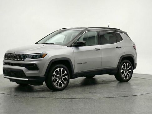 Used 2025 Jeep Compass Trailhawk AWD/4WD image 3