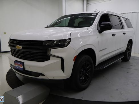 Used 2024 Chevrolet Suburban LT image 8