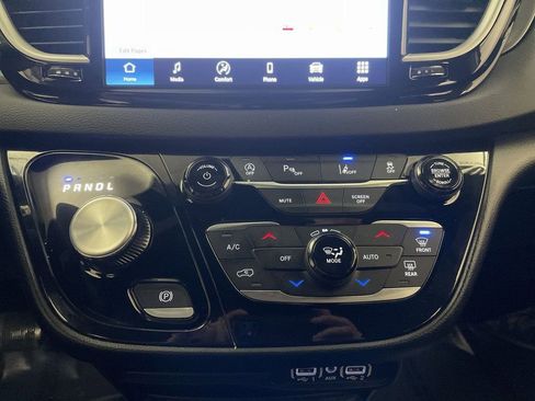 Used 2025 Chrysler Voyager LX image 11