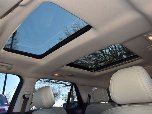 Used 2017 Ford Explorer Platinum image 32