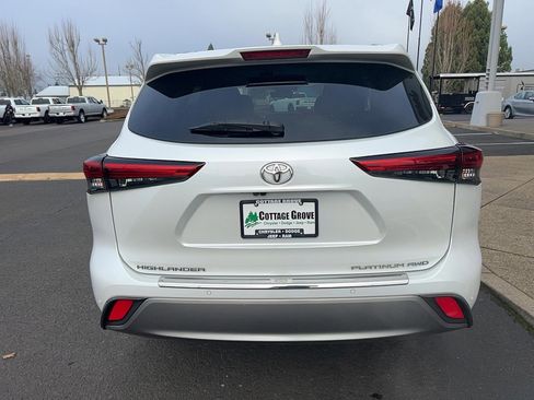 Used 2022 Toyota Highlander Platinum image 11