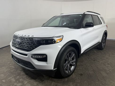 Used 2022 Ford Explorer XLT w/ Equipment Group 202A AWD/4WD image 3