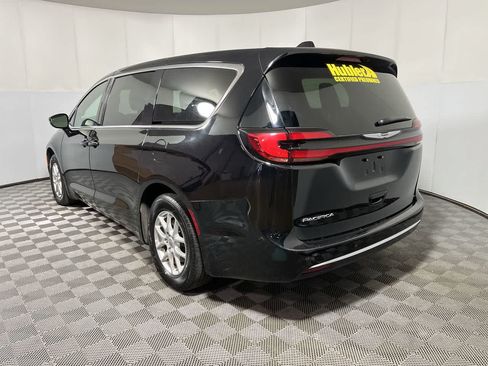 Used 2025 Chrysler Pacifica Select FWD image 6