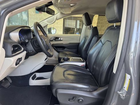 Used 2022 Chrysler Pacifica Touring-L FWD image 24