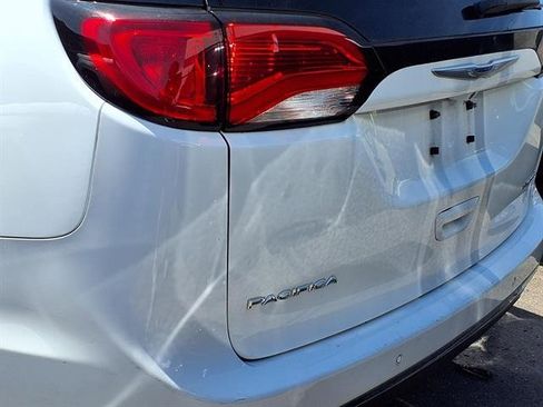 Used 2020 Chrysler Pacifica Limited FWD image 4