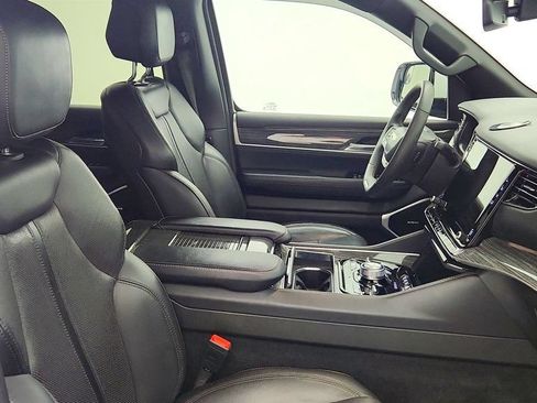 Used 2022 Jeep Wagoneer Series III AWD/4WD image 23