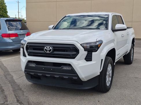 Used 2024 Toyota Tacoma SR5 AWD/4WD image 11