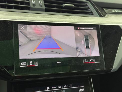 Used 2022 Audi e-tron Premium Plus w/ Premium Plus Package image 29