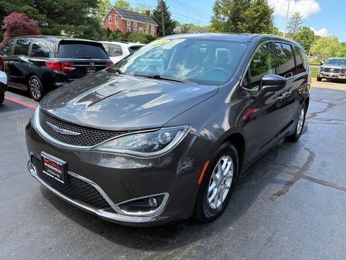 Used 2020 Chrysler Pacifica Touring FWD image 3