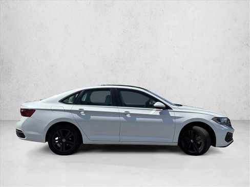 Used 2023 Volkswagen Jetta SE FWD image 4