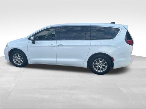 Used 2023 Chrysler Pacifica Touring-L FWD image 8