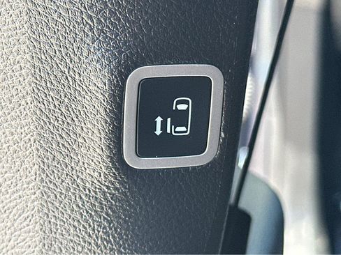 Used 2025 Chrysler Pacifica Select FWD image 31