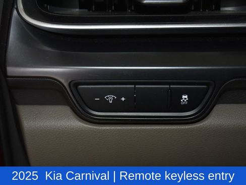 Used 2025 Kia Carnival FWD image 9