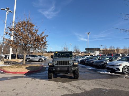 Used 2024 Jeep Gladiator Sport image 2
