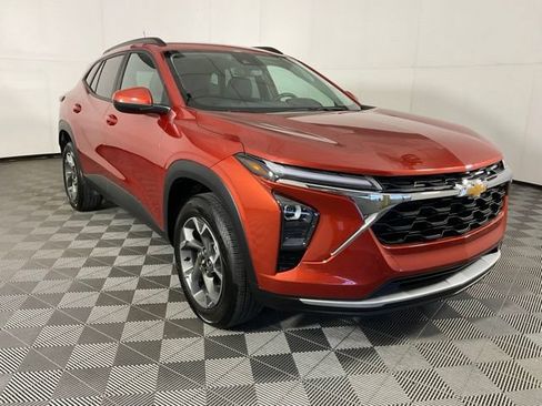 Used 2024 Chevrolet Trax LT w/ Driver Confidence Package FWD image 3