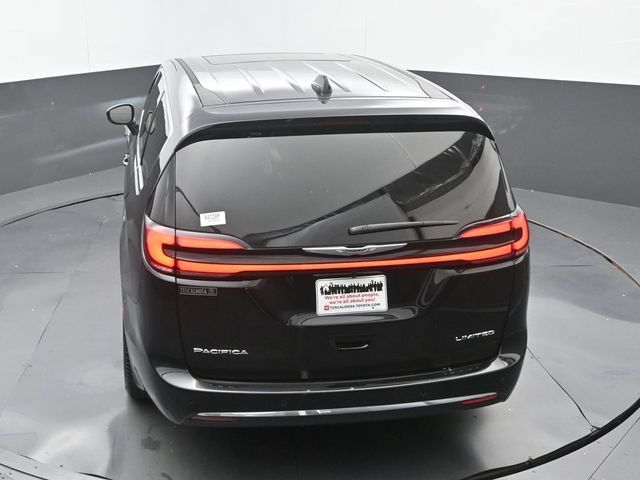 Used 2026 Chrysler Pacifica Limited FWD image 32