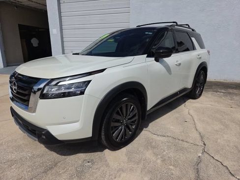 Certified 2022 Nissan Pathfinder SL w/ SL Premium Package FWD image 15