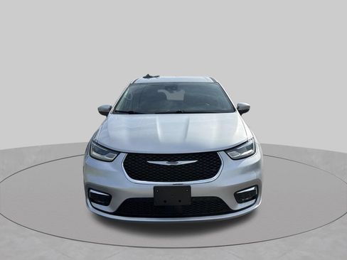 Used 2023 Chrysler Pacifica Touring-L FWD image 3