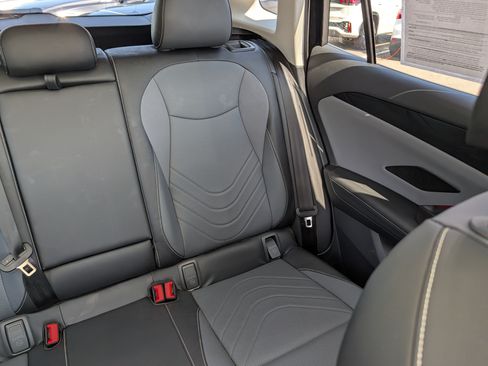 Certified 2025 Volkswagen Tiguan SE w/ Panoramic Sunroof Package AWD/4WD image 14