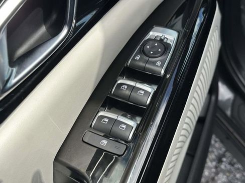 Used 2024 Kia Carnival EX image 16