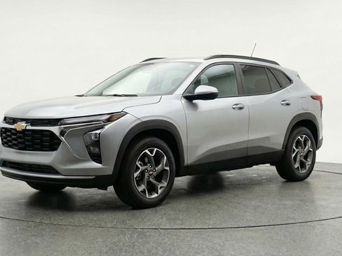 Used 2025 Chevrolet Trax LT w/ LT Convenience Package image 3