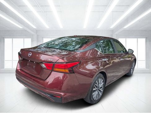 Used 2024 Nissan Altima 2.5 SV FWD image 3