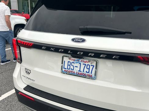 Used 2025 Ford Explorer Active w/ Active Comfort Package RWD image 3