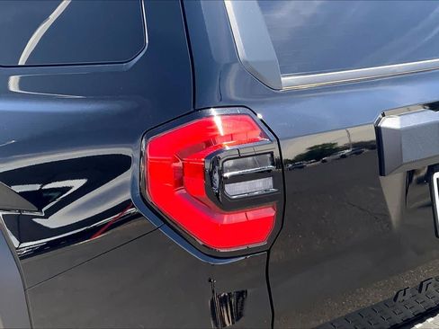 Used 2025 Toyota 4Runner SR5 AWD/4WD image 29