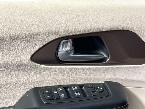 Used 2017 Chrysler Pacifica Touring-L FWD image 16