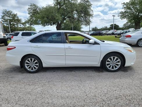 Used 2017 Toyota Camry XLE w/ Moonroof Package FWD image 4
