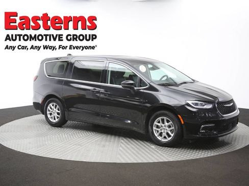 Used 2023 Chrysler Pacifica Touring-L FWD image 50