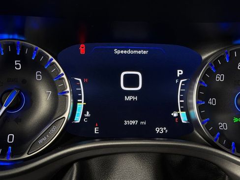 Used 2025 Chrysler Pacifica Select FWD image 18