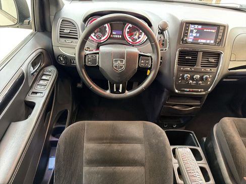 Used 2019 Dodge Grand Caravan SE FWD image 23