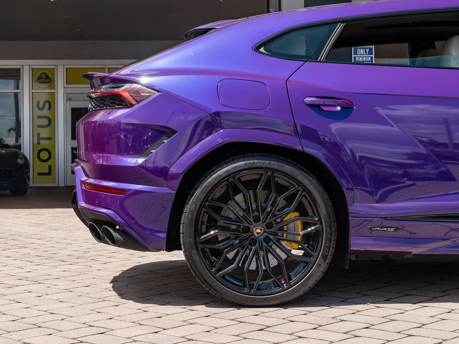 Used 2025 Lamborghini Urus SE AWD/4WD image 43