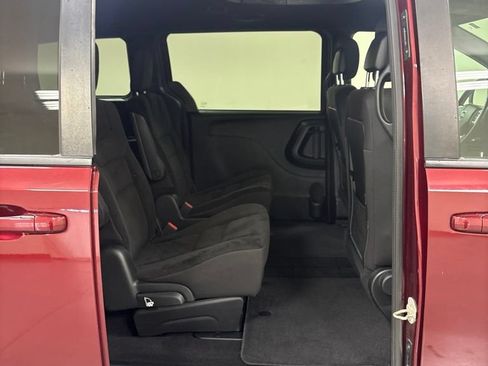 Used 2018 Dodge Grand Caravan SE FWD image 27