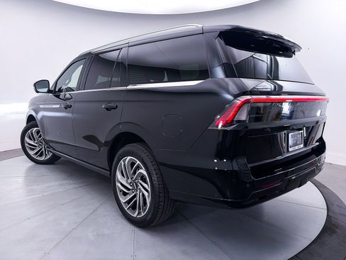 Used 2025 Lincoln Navigator Reserve AWD/4WD image 2