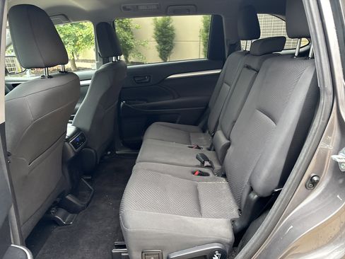 Used 2017 Toyota Highlander LE AWD/4WD image 30