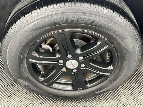 Used 2018 GMC Acadia SLE image 16