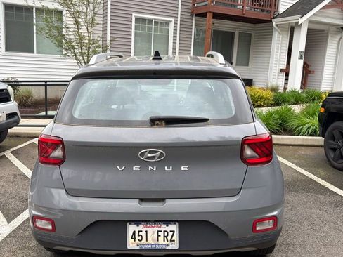 Used 2022 Hyundai Venue SEL FWD image 4