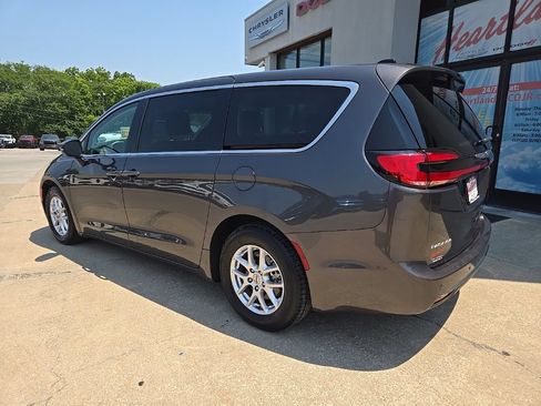 Used 2023 Chrysler Pacifica Touring-L FWD image 6