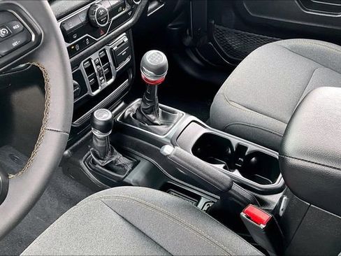 Used 2024 Jeep Wrangler Unlimited Sport AWD/4WD image 15