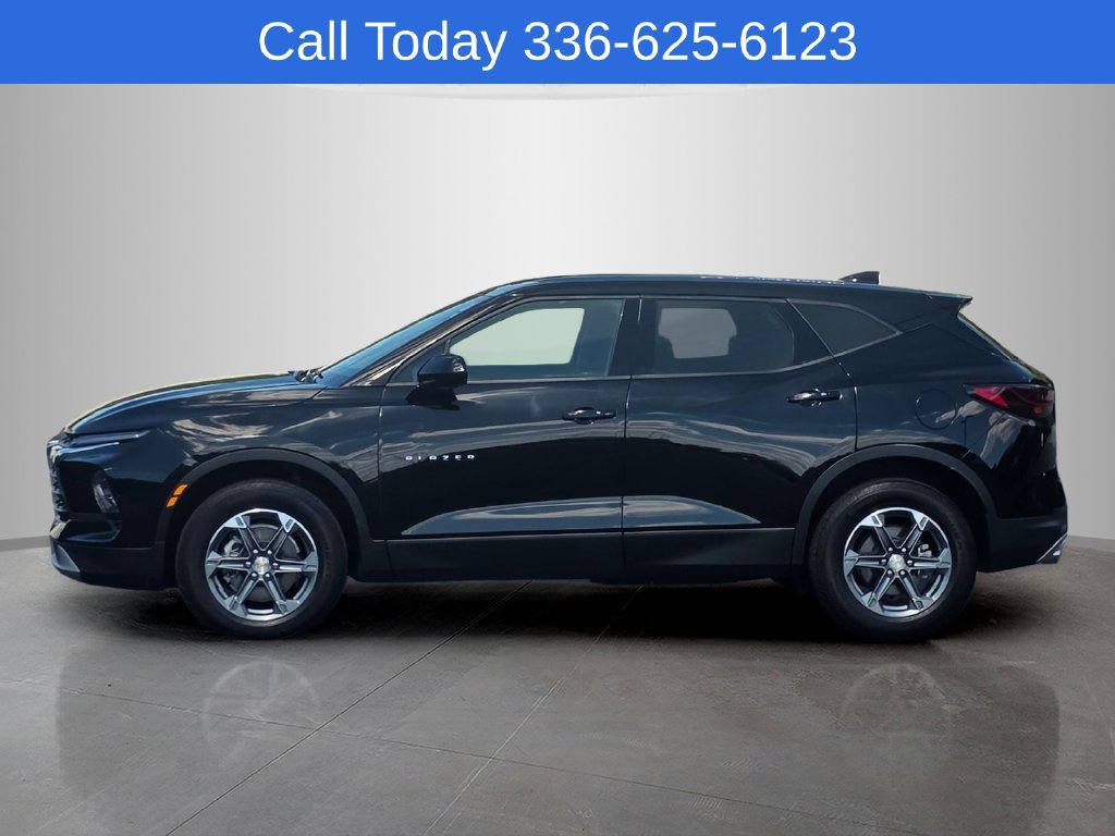 Used 2025 Chevrolet Blazer LT AWD/4WD image 2