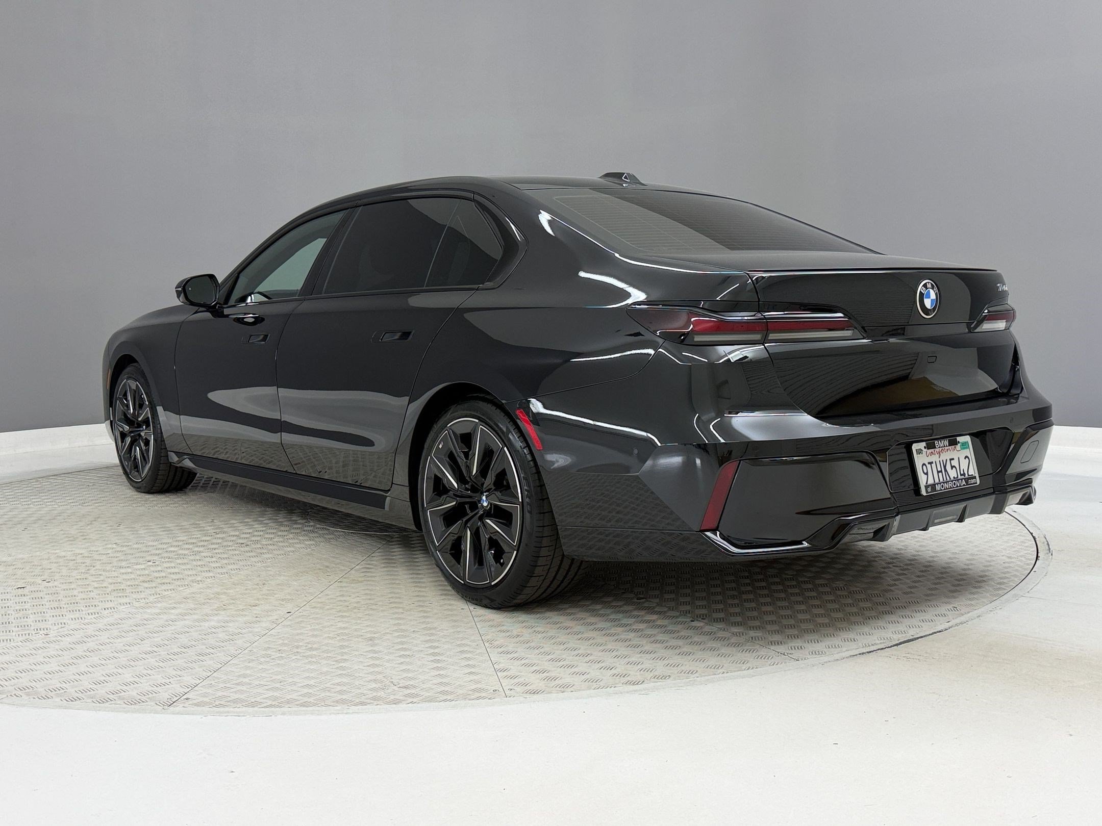 Certified 2025 BMW 740i w/ Premium Package RWD image 3