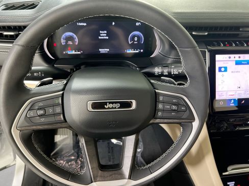 Used 2023 Jeep Grand Cherokee Limited image 11