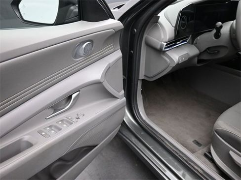 Used 2025 Hyundai Elantra SEL image 14