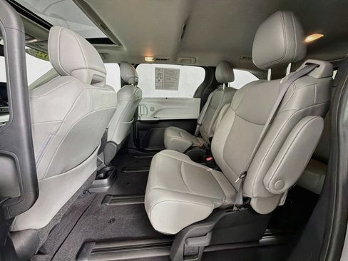 Used 2025 Toyota Sienna XLE FWD image 36