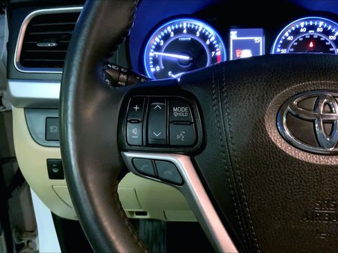 Used 2019 Toyota Highlander XLE FWD image 21