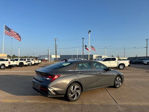 Used 2025 Hyundai Elantra SEL FWD image 21