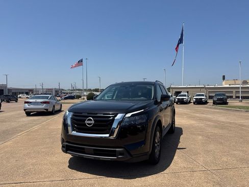 Certified 2025 Nissan Pathfinder SV FWD image 7