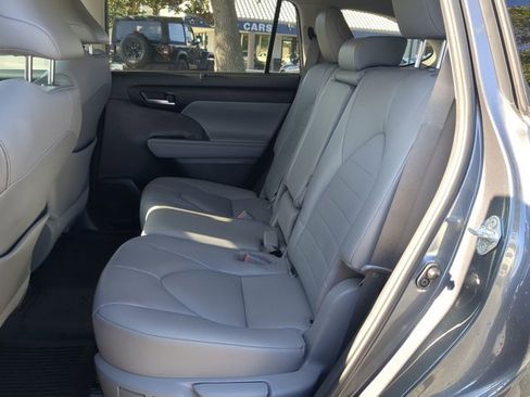 Used 2021 Toyota Highlander XLE image 12
